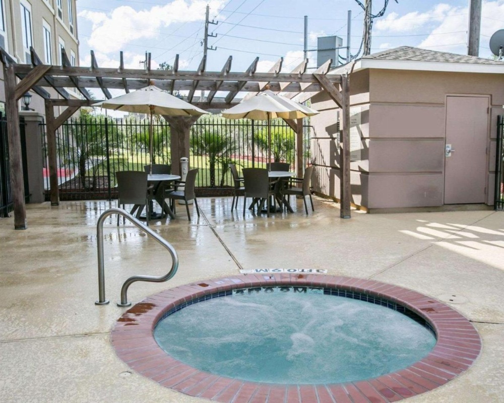 Restwell Inn & Suites I-45 North Image 24