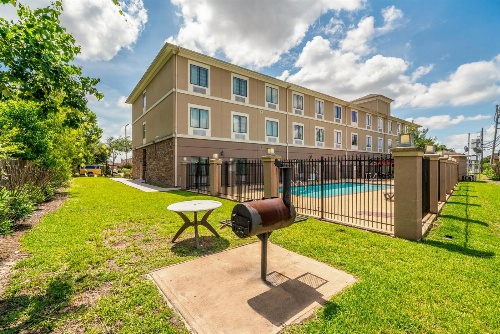 Restwell Inn & Suites I-45 North image 4